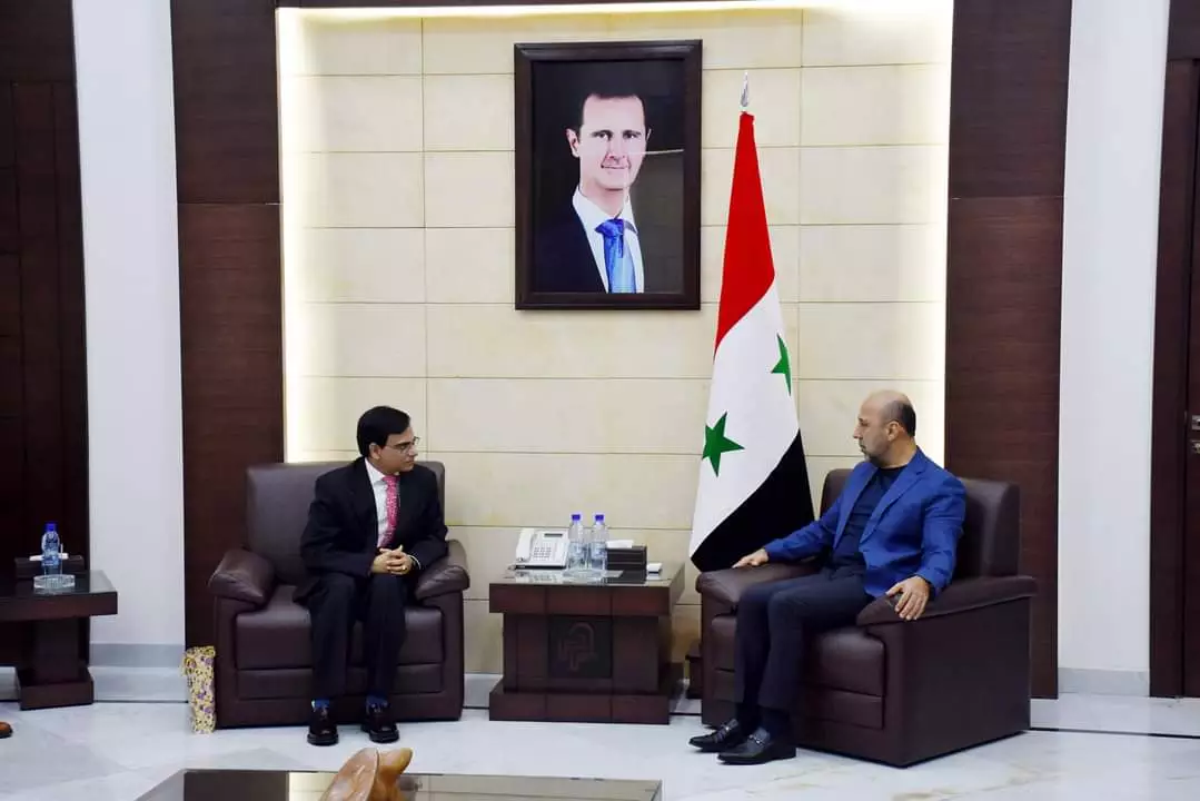 محافظ حمص يلتقي السفير الهندي 