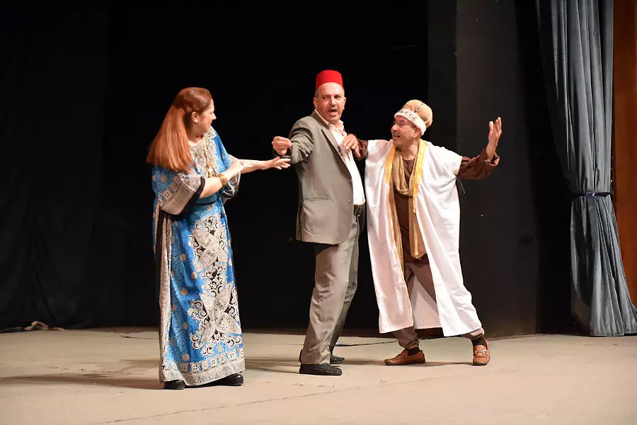 الرأس والذنب.. مسرحية لزيناتي قدسية على خشبة مسرح قصر الثقافة بحمص 